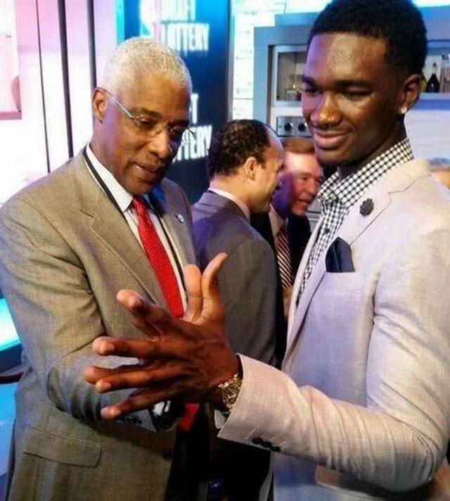 11助攻0失误！詹姆斯本赛季第二次助攻上双且失误不超1次（詹姆斯11助攻零失误，本季第二次助攻上双且失误不超过1次）