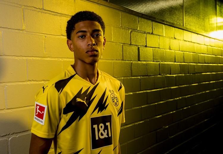 英超半场：罗杰斯世界波破门，维拉暂1-1曼联（英超半场战报：罗杰斯轰世界波，阿斯顿维拉暂与曼联1-1）