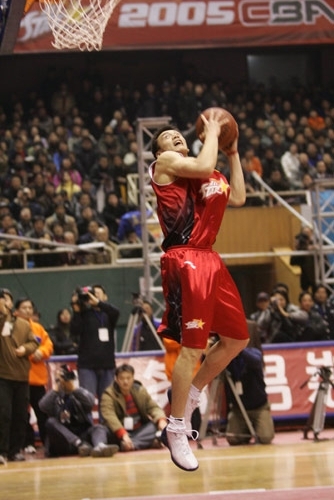 带队三连冠 校史得分王！火花球员里奇亚·杰克逊高中5号球衣退役（从三连冠到校史得分王：火花球员里奇亚·杰克逊高中5号球衣正式退役）