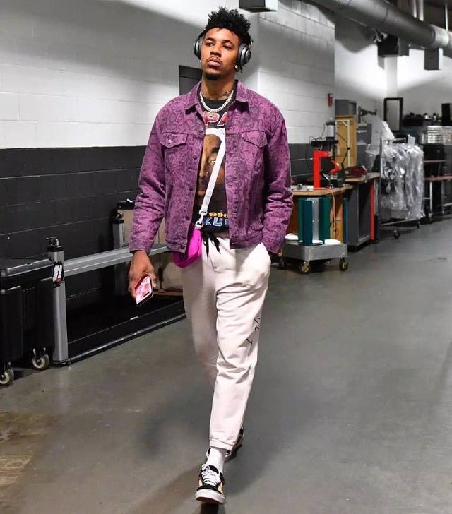 欧文突破防守连续得分（欧文强突撕裂防线连取分）