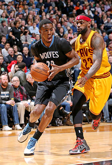 NBA焦点战：篮网客场逆转雄鹿,（NBA重磅对决：篮网客场翻盘雄鹿）