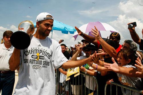 米切尔·罗宾逊替补登场，展现惊人篮板能力（米切尔·罗宾逊替补出战，篮板统治力尽显）