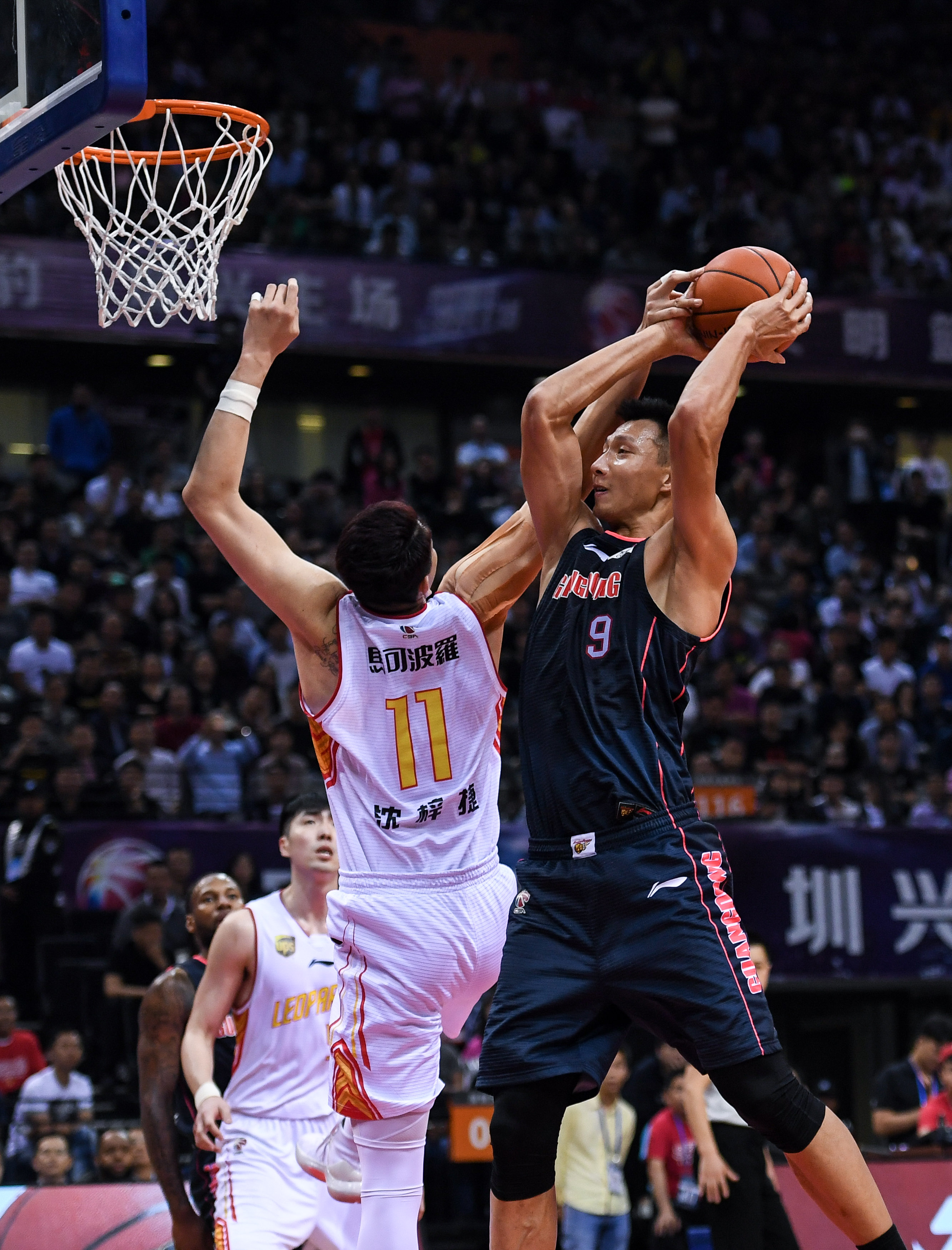 球队在最关键时刻站了出来（关键时刻，球队挺身而出）