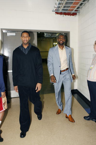 欧冠红黑榜：格纳布里领衔红榜，亚马尔、伊萨克进入黑榜（欧冠红黑榜出炉：格纳布里登顶红榜，亚马尔、伊萨克上黑榜）