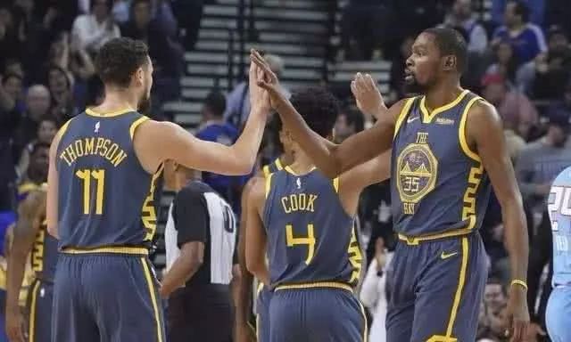 骑士半场4人得分上双，莫布利复出表现高效，骑士2分落后（莫布利复出状态火热，骑士半场四人得分上双仍以2分落后）