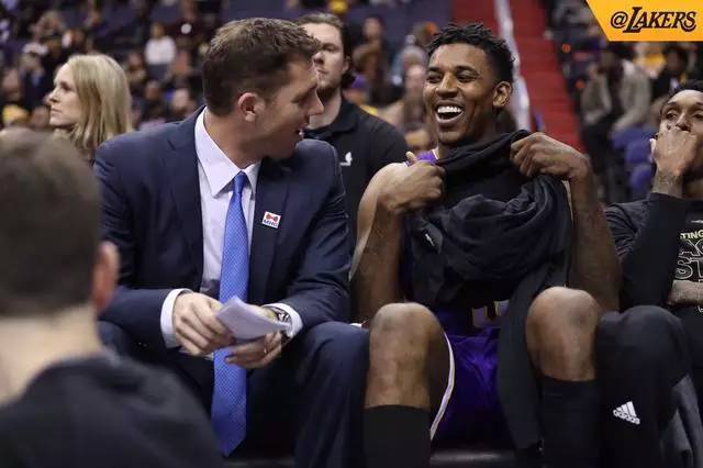 上赛季回顾上海队在上赛季常规赛取得了28胜18负的战绩，最终位列积分榜第十位，进入到季后赛。（上海队上季常规赛28胜18负，排名第十晋级季后赛）