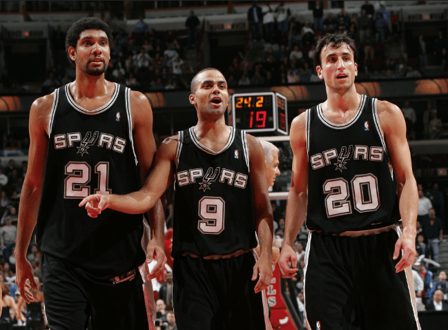 杜兰特关键投篮稳定输出（杜兰特关键时刻稳健发挥）