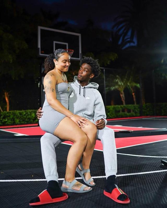 太阳报：B费安慰未登场小将获球迷赞赏，被贴“领袖”标签（太阳报：B费安慰未出场小将获球迷力赞，被称为“领袖”）