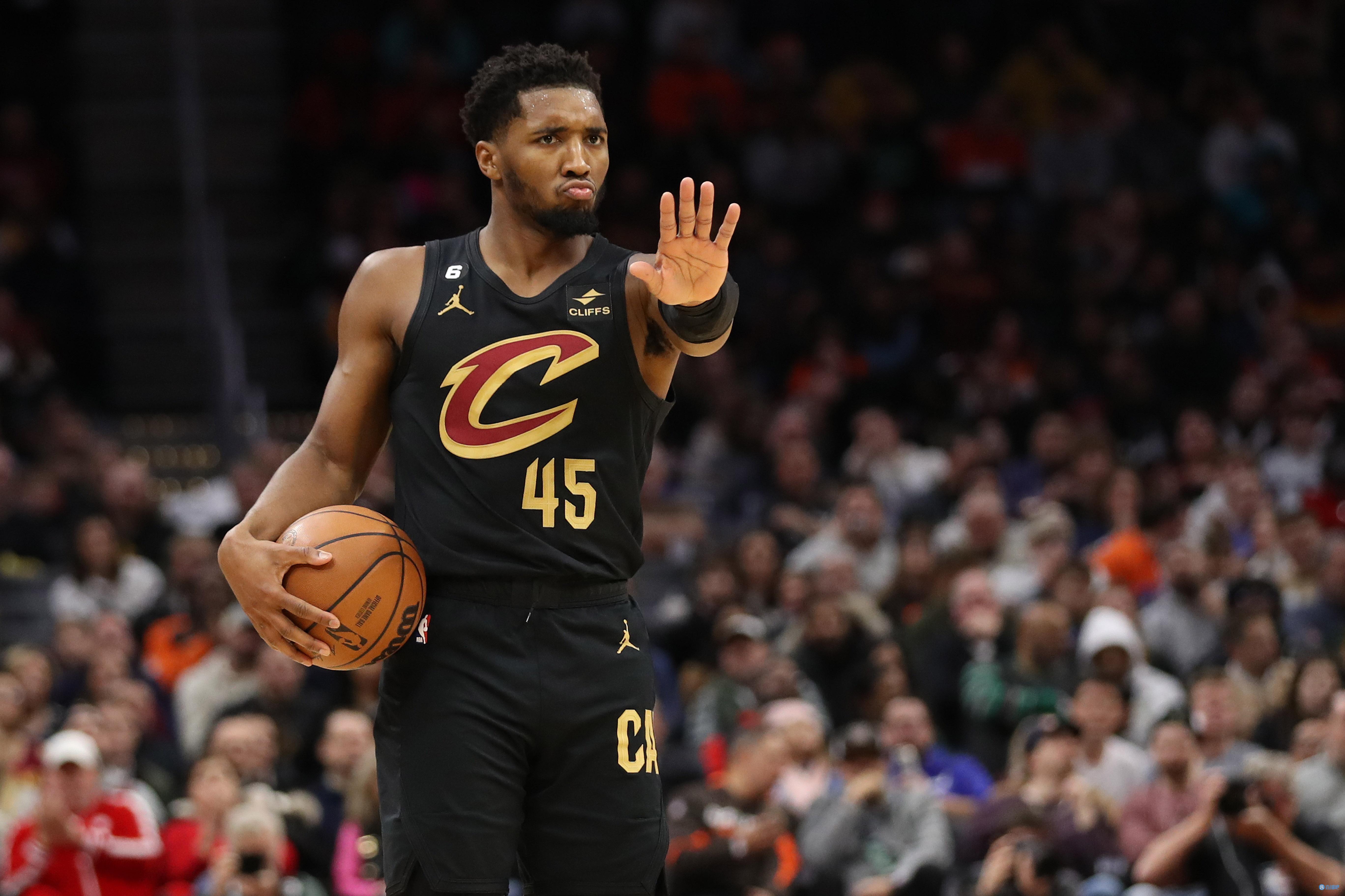 依旧犀利！郭艾伦弧顶摆脱徐杰直杀篮下拿到两分（锋芒不减！郭艾伦弧顶晃开徐杰直冲篮下强取两分）