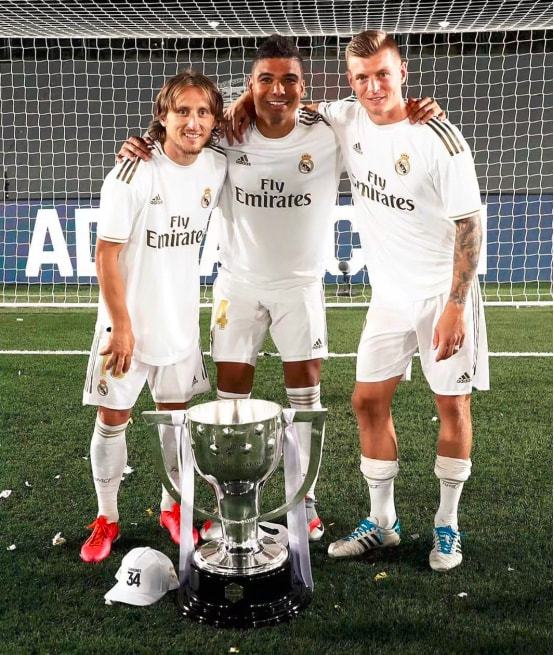 足球巴萨主帅称赞中场新核：不可替代（巴萨主帅力挺中场新核 称其不可或缺）