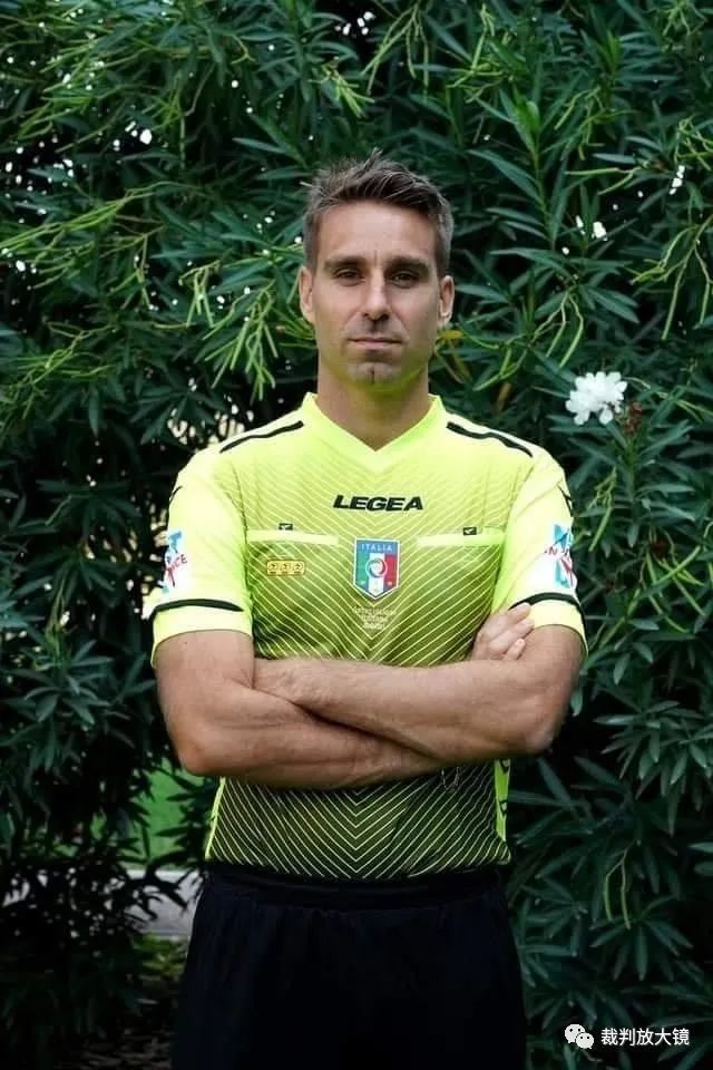 某球星赛后泪崩，场面令人动容（某球星赛后泪洒赛场，场面感人至深）