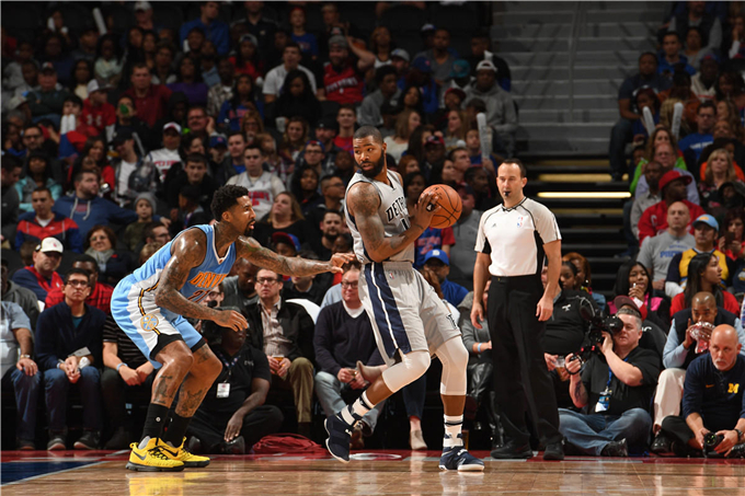 唐斯突破遭遇困境：频繁摔倒成为焦点（唐斯突破受阻：屡次摔倒引发关注）