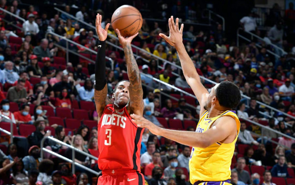 雷霆限制灰熊内线得28分创赛季新低，23次失误赛季新高（雷霆防守压制灰熊：内线仅28分创赛季新低，23次失误创赛季新高）